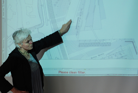 Landscape architect Hanne Føns Knudsen from AKJT tells the group about planting on the waterfront spaces