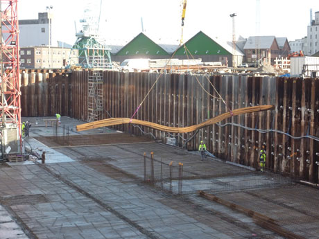 November 2012: Montering af rullearmering til at styrke betonlaget