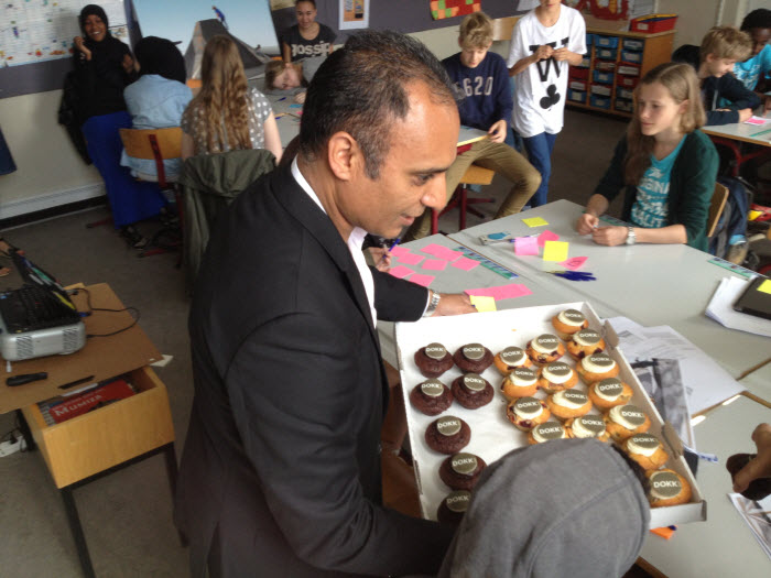 Rådmand for Kultur og Borgerservice Rabih Azad-Ahmad og 7. A på Læssøesgade Skole